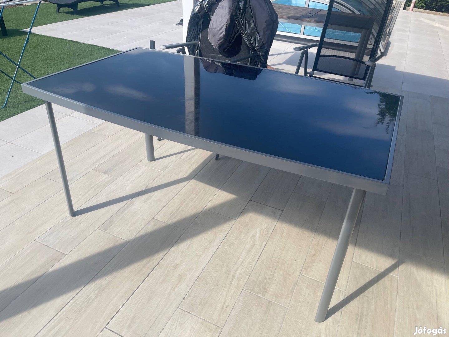 Kerti fémvázas terasz asztal fekete felülettel olcsó eladó Aszódon