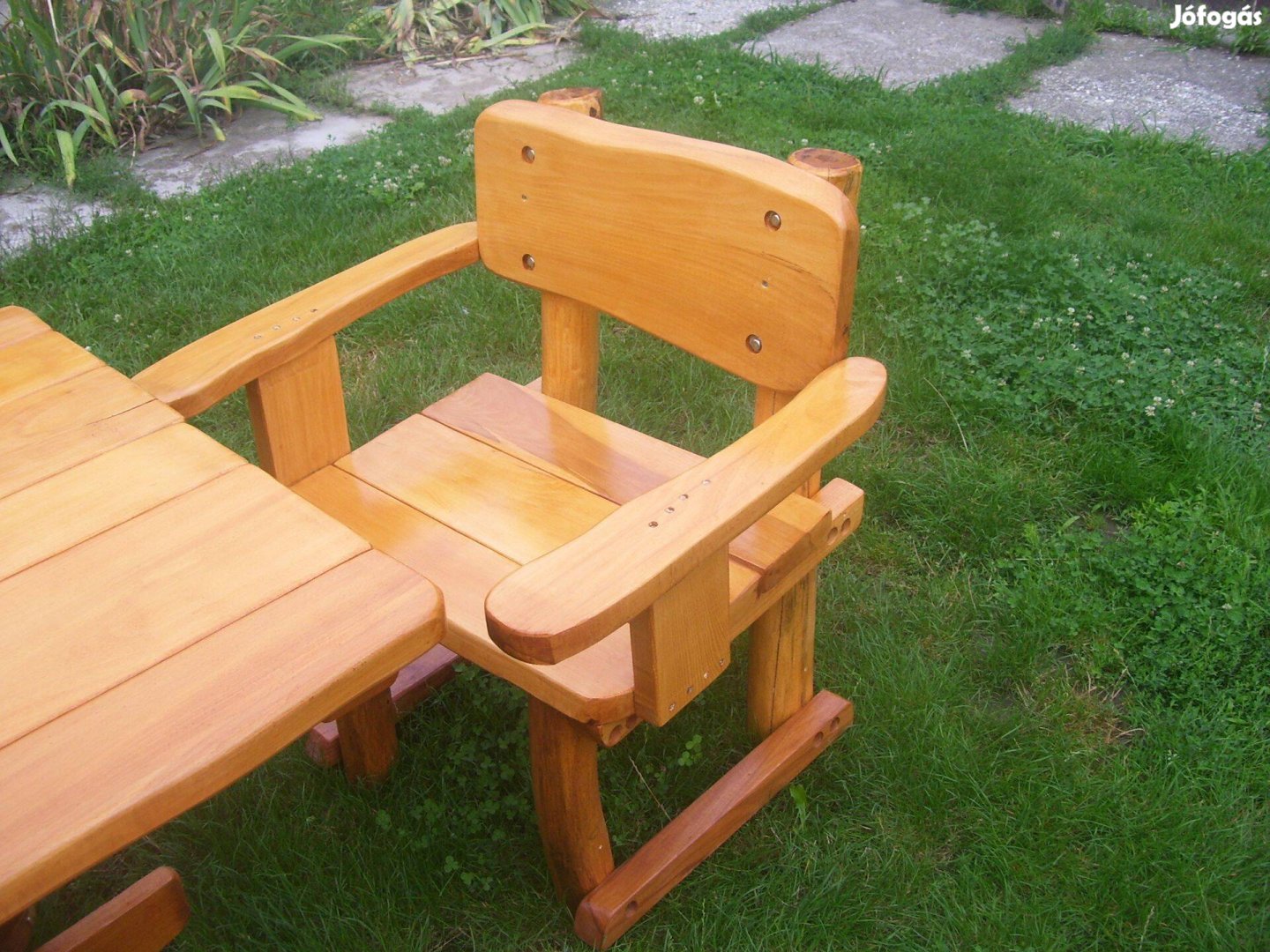 Kerti garnitúra asztal paddal karfás székkel