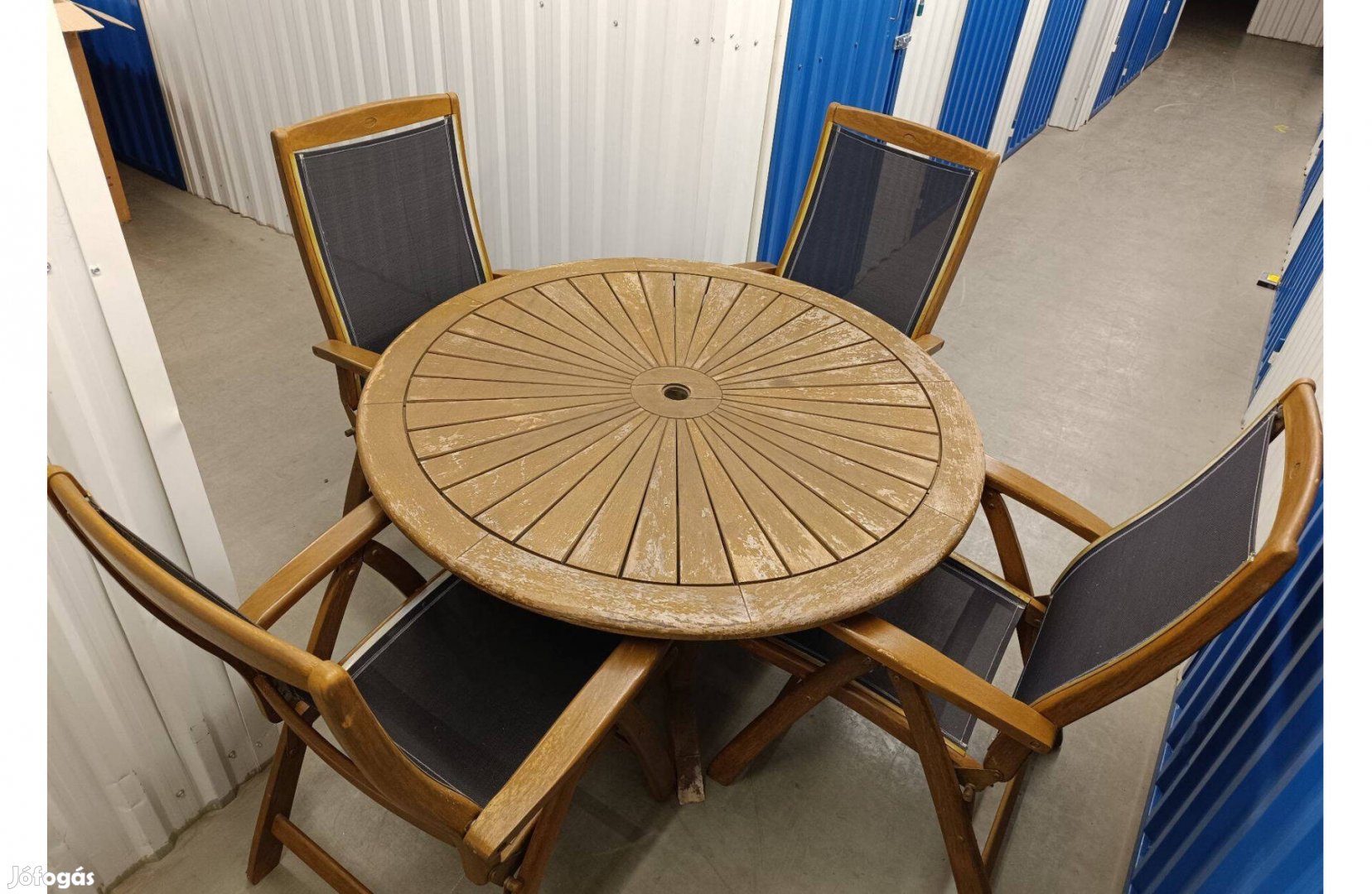 Kerti garnitúra teakfából, 2 szék, kerek 130 cm asztal, napernyő