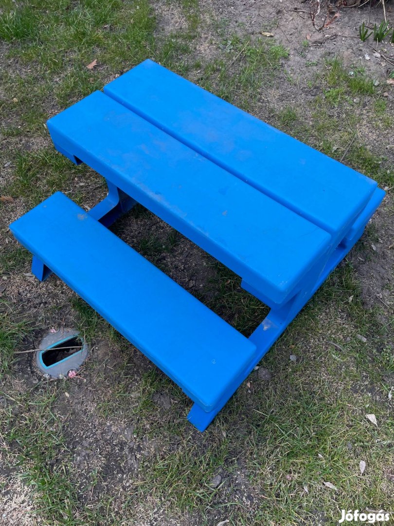 Kerti pad asztallal gyerekeknek