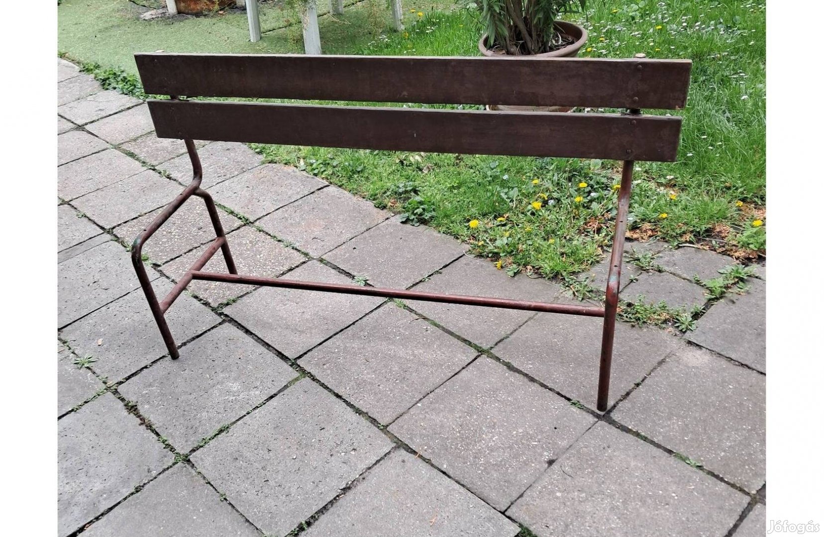 Kerti pad eladó