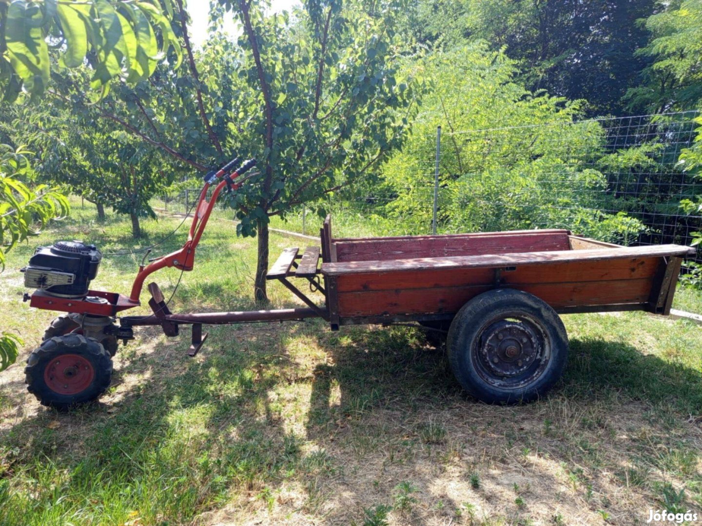 Kerti traktor utánfutóval