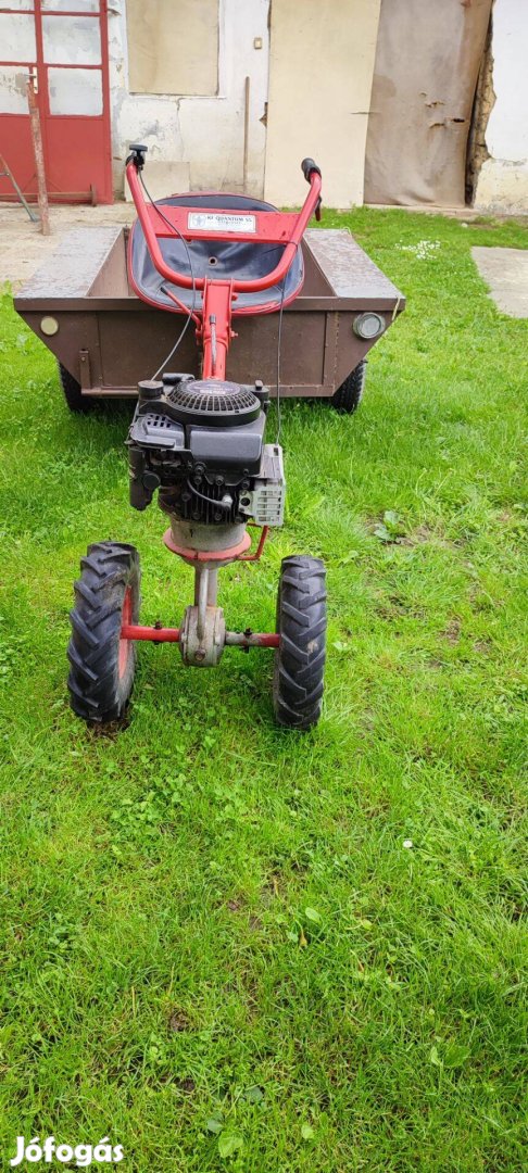 Kerti traktor utánfutóval és rotakapával