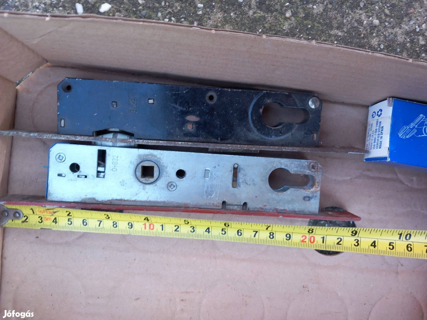 Keskeny bevéső ajtózár /zárbetét nélkül/