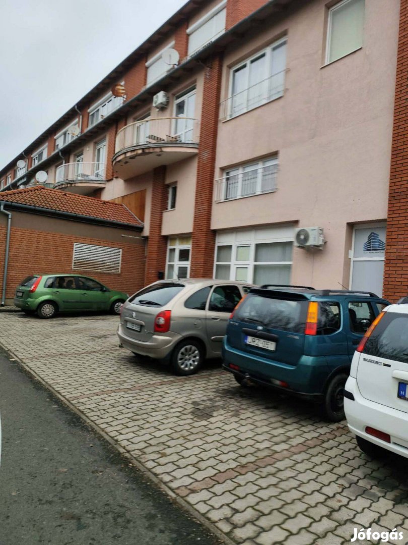 Keszthelyen üzlethelyiség kiadó