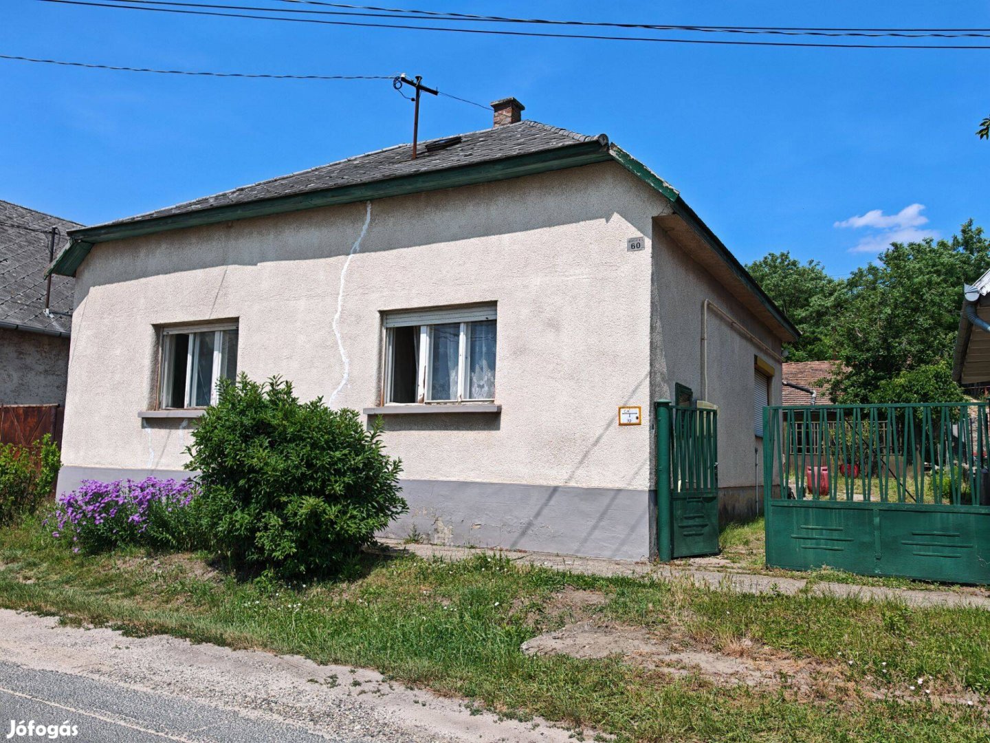 Kesztölcön 4 szoba, 120 m2 felújítandó lakóház eladó