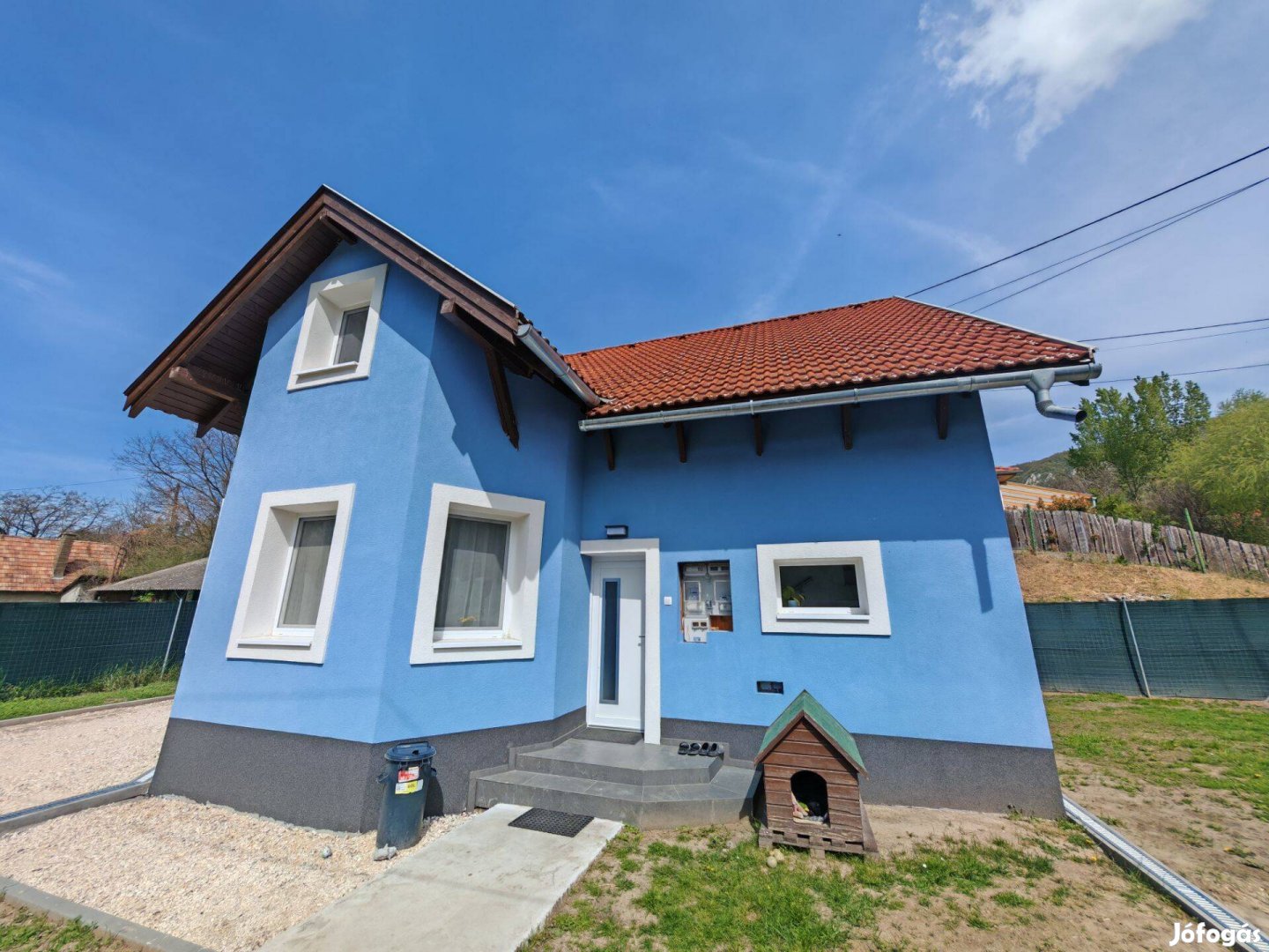 Kesztölcön 4 szobás 2 szintes felújított családi ház eladó