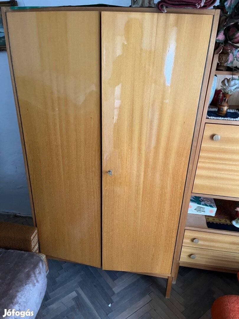 Két ajtós ruhás szekrény