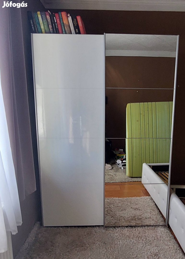 Két ajtós tükrös szekrény 