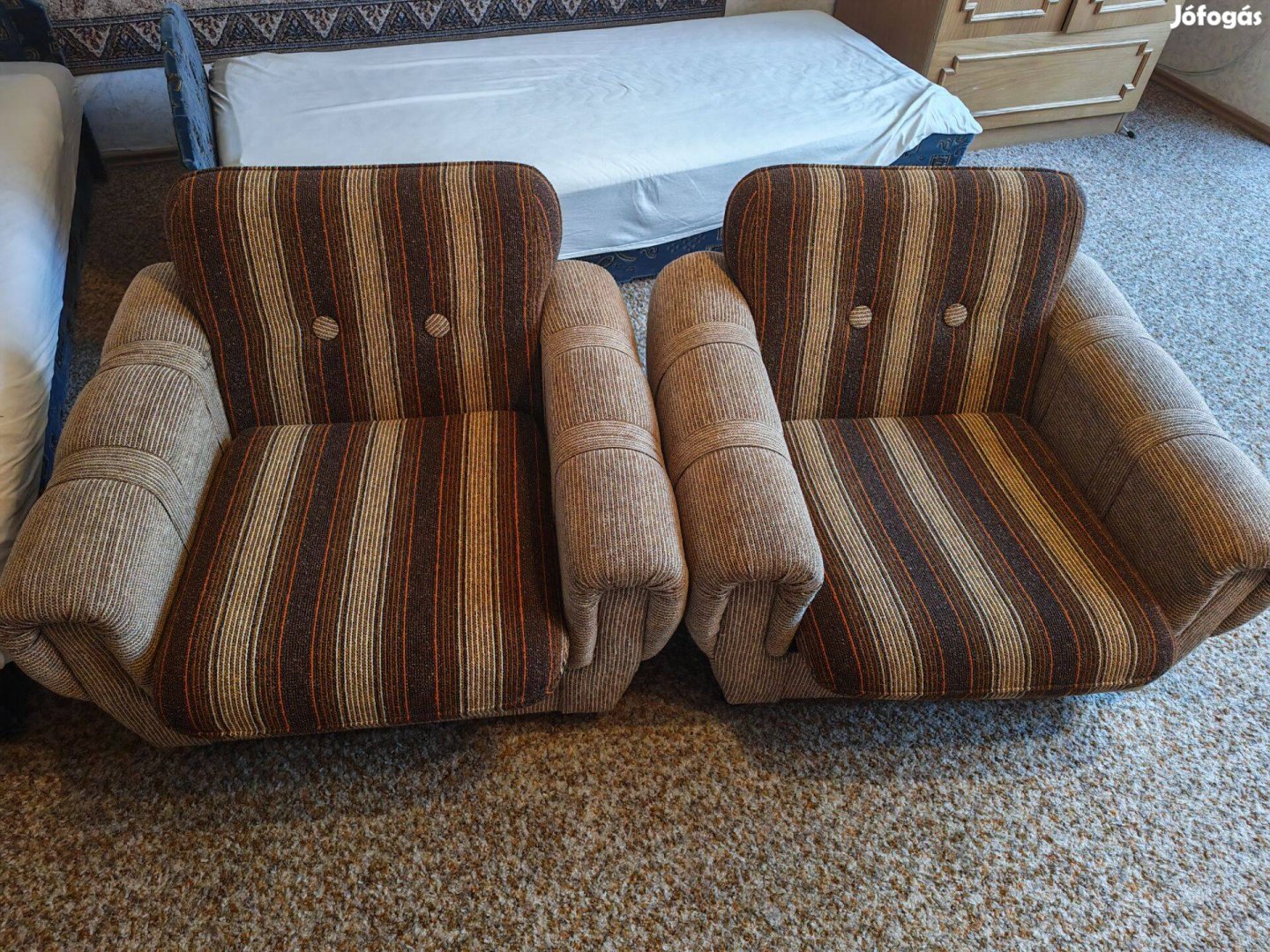 Két darab barna retró fotel
