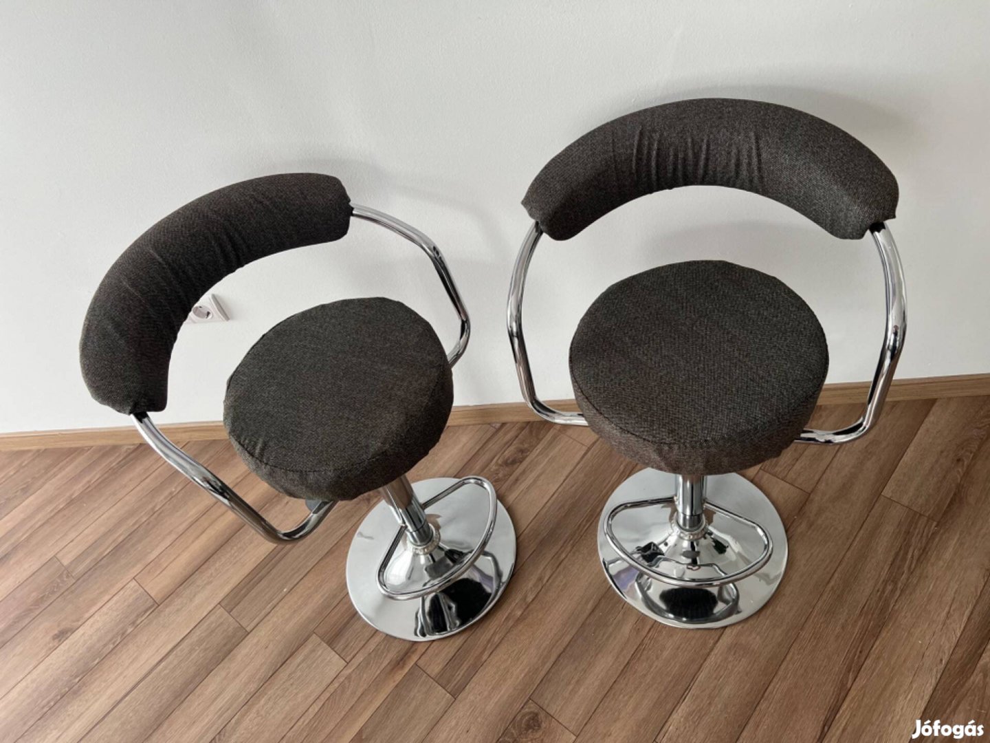 Két db teleszkópos szürke bárszék szék