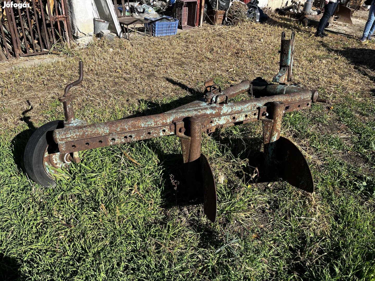 Két fejes eke (plusz egy taggal)