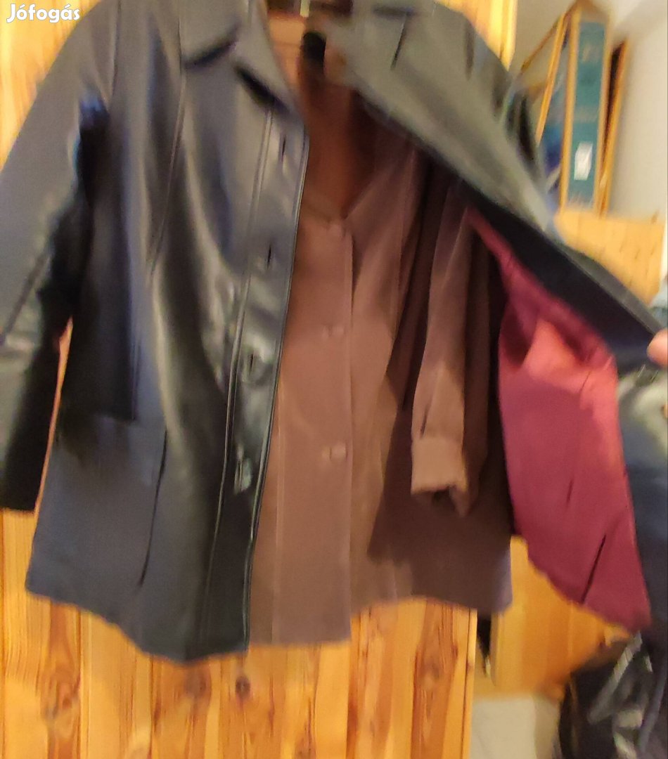 Két fél kabát. M .