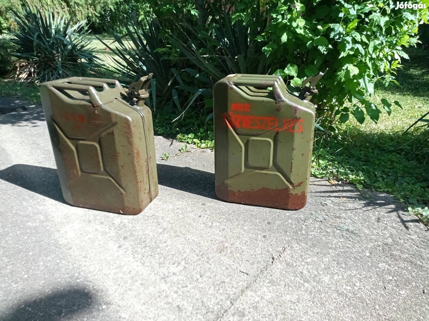 Két fém marmon kanna