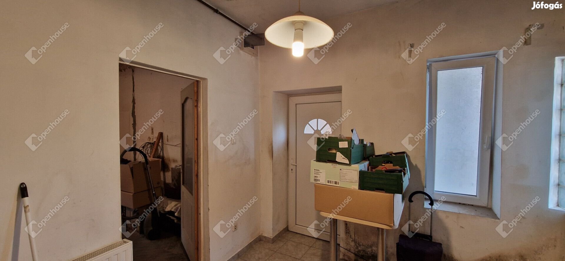 Két garzon egy fél lakás áráért Győrben