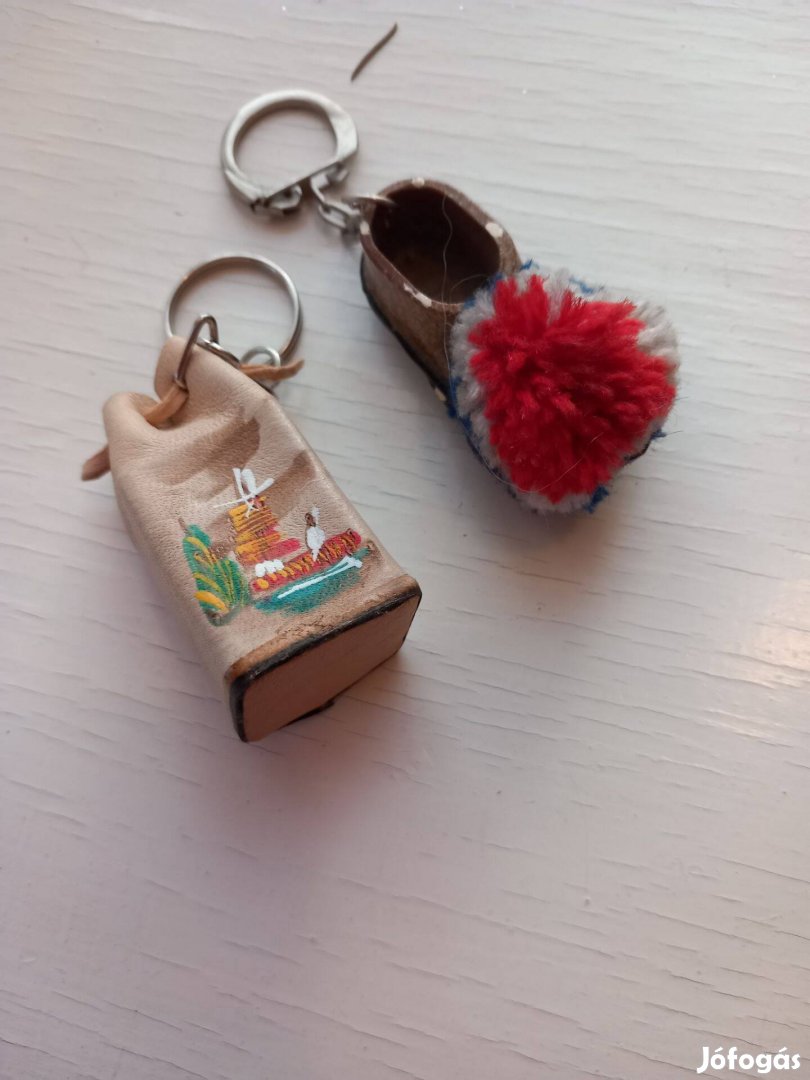 Két különböző retro bőr kulcstartó Hollandiából