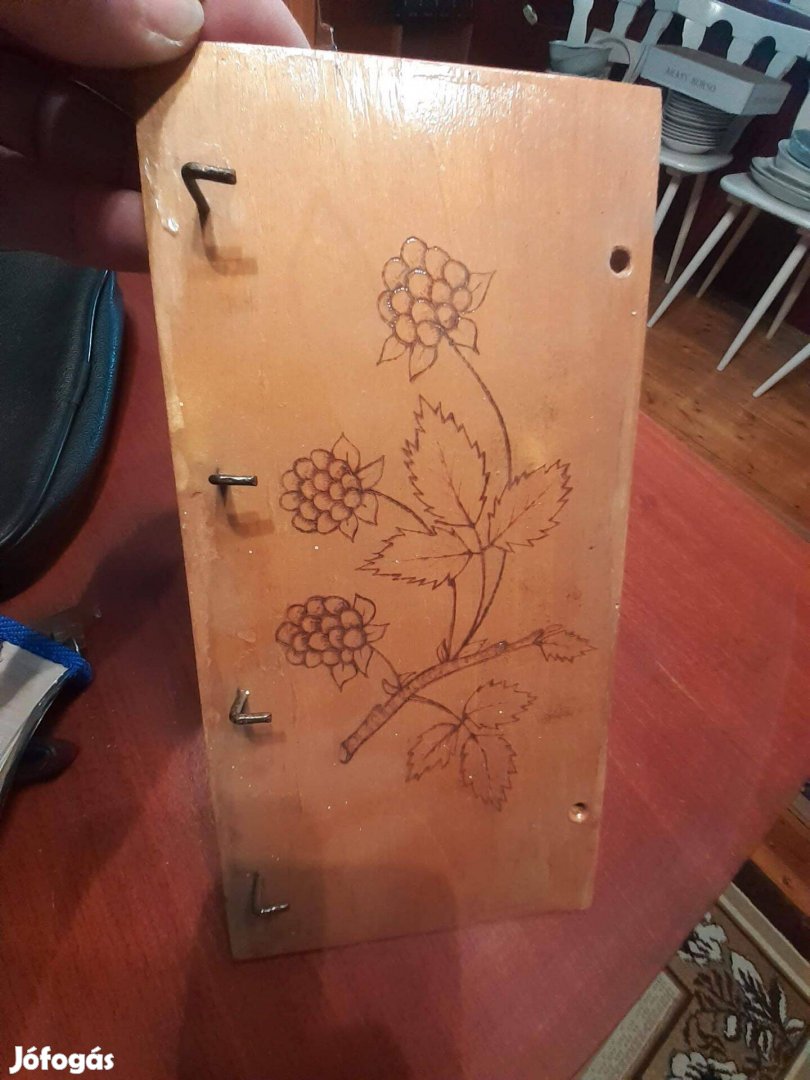 Két különböző retro fa fali kulcstartó