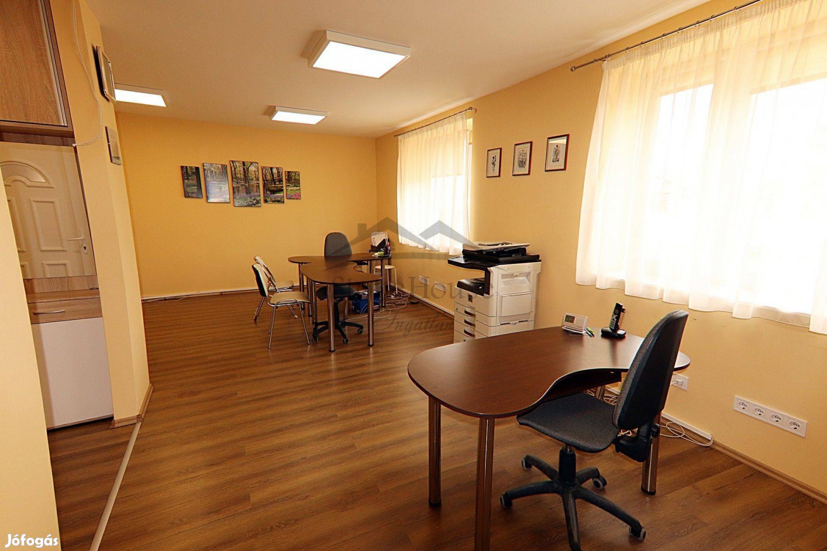 Két lakásos ikerházban földszinti iroda Győrben kedvező áron eladó