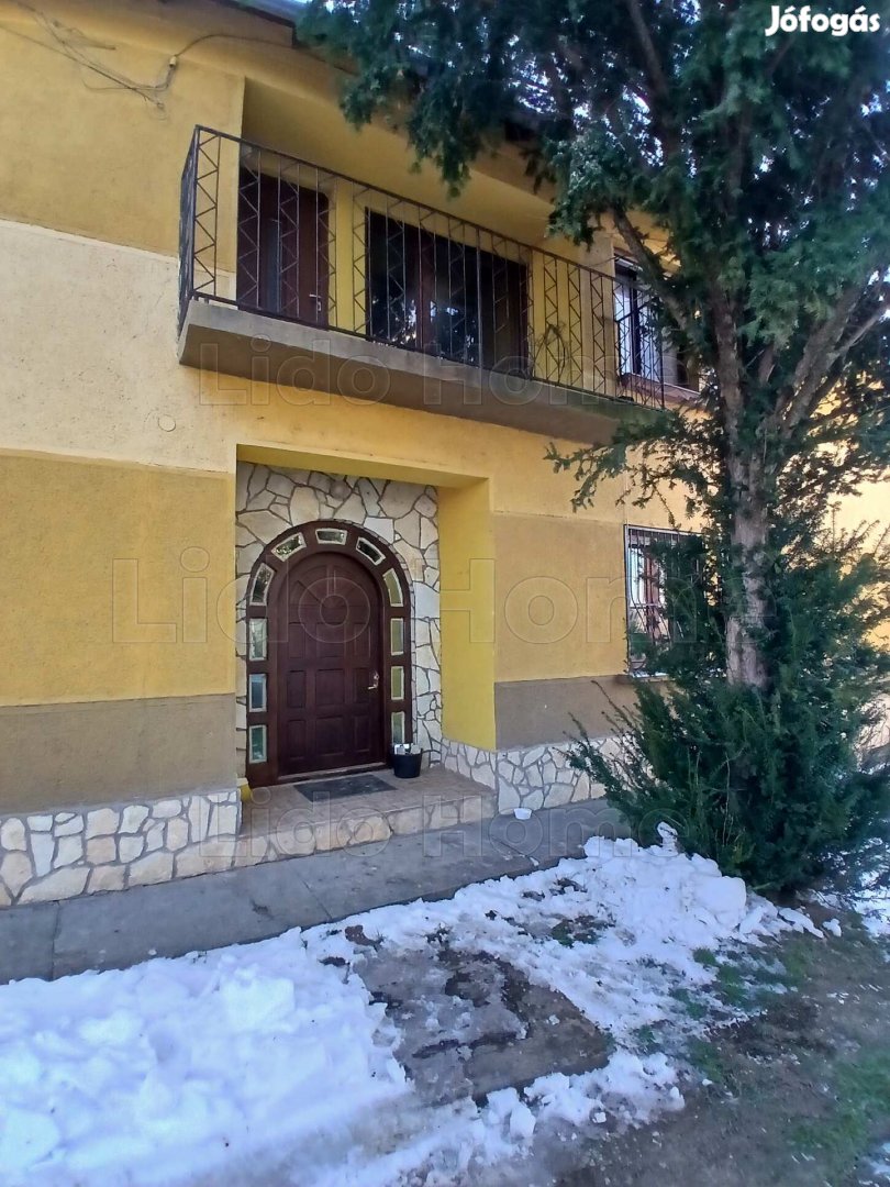 Két lakóépület, nagy terek, nyugalom, természet, minden