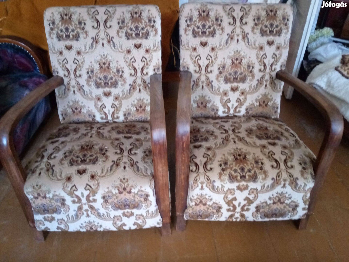 Két lengőkarú fotel