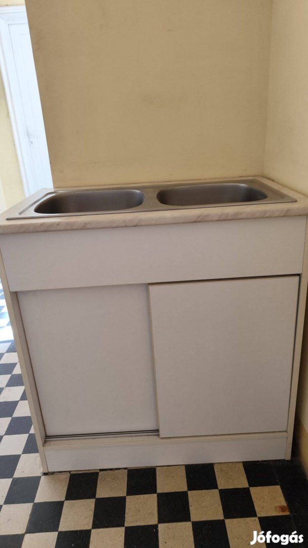 Két medencés mosogató beépített szekrényben