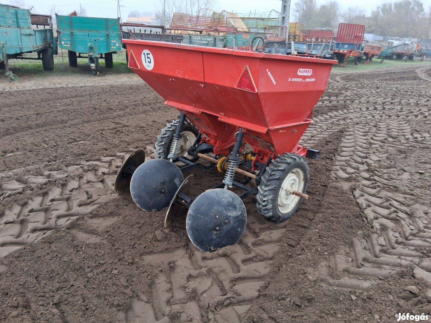 Két soros krumpli burgonya pityóka vetőgép ültetőgép töltőtárcsákkal