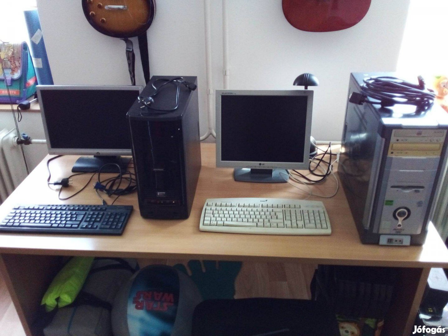 Két számítógép, két monitor két billentyűzet