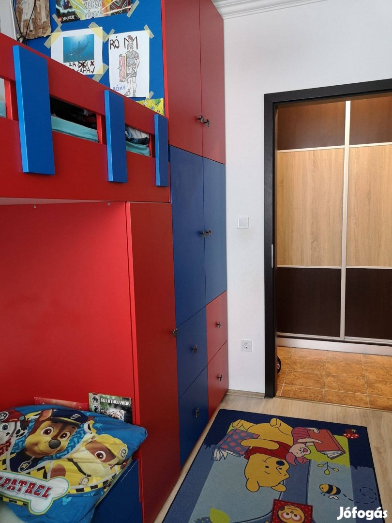 Két személyes emeletes galériaágy ifjúsági ágy szekrényekkel polcokkal