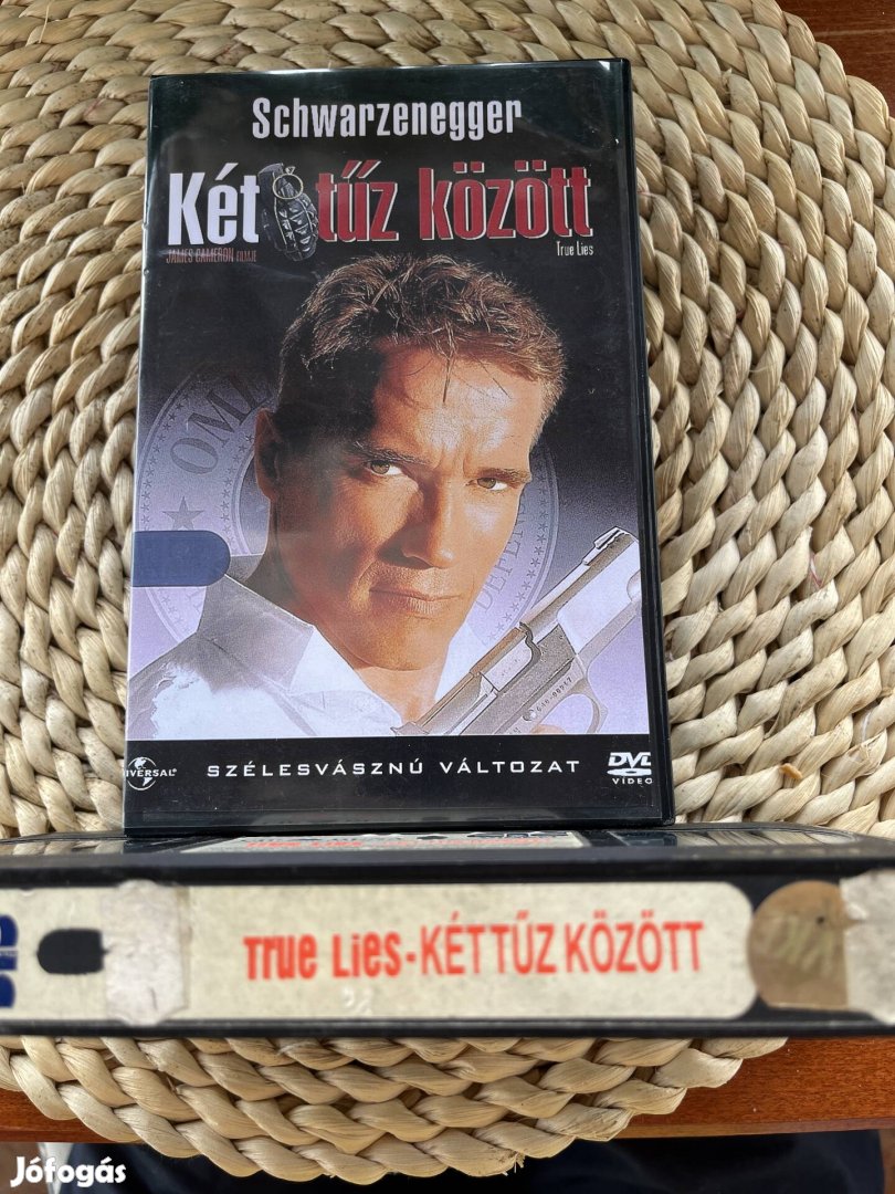 Két tűz között vhs