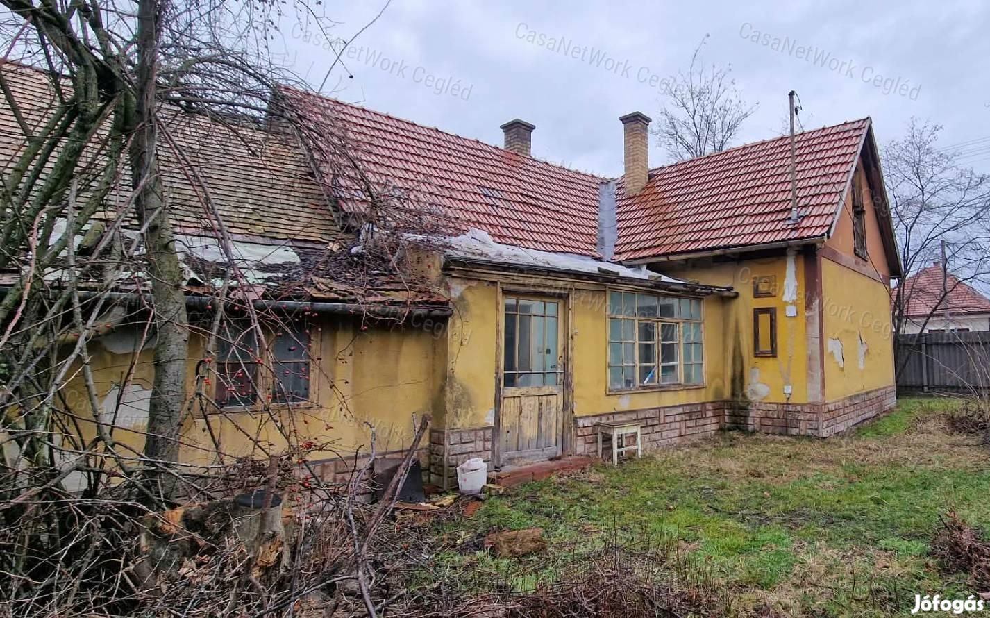 Két utcára nyíló telek két épülettel eladó Cegléden!