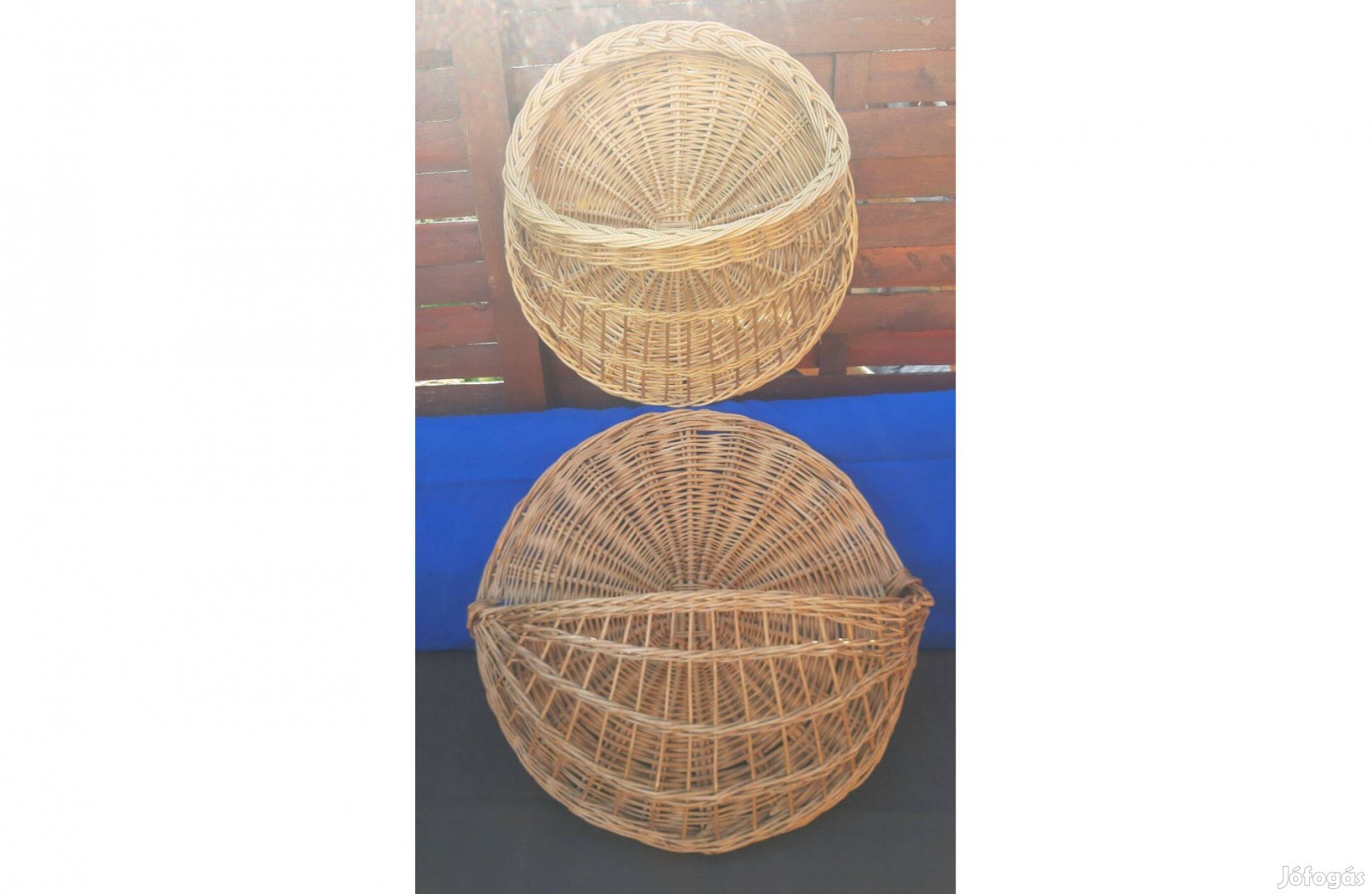 Két vesszőfonású retró fali újságtartó együtt