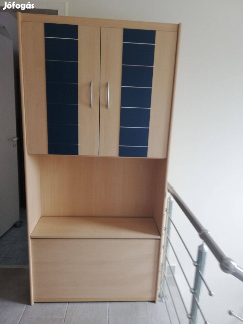 Kétajtos szekrény ágneműtartoval