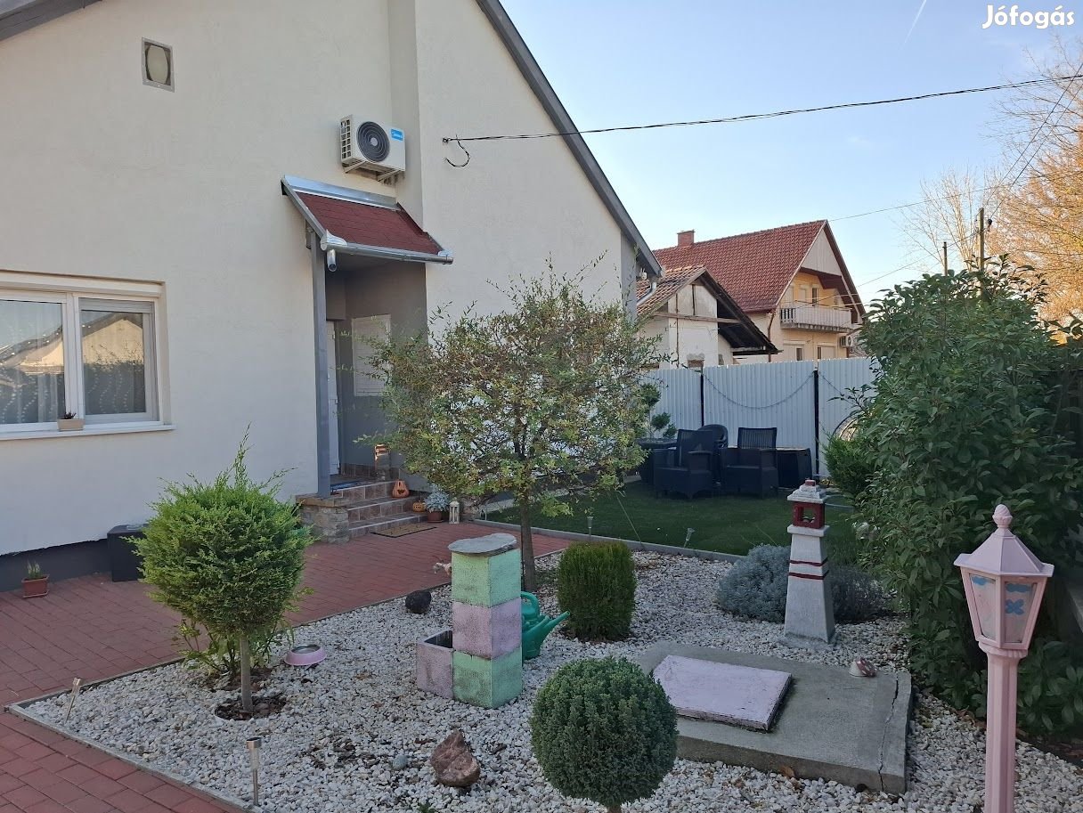 Kétgenerációs, felújított családi ház Üllőn