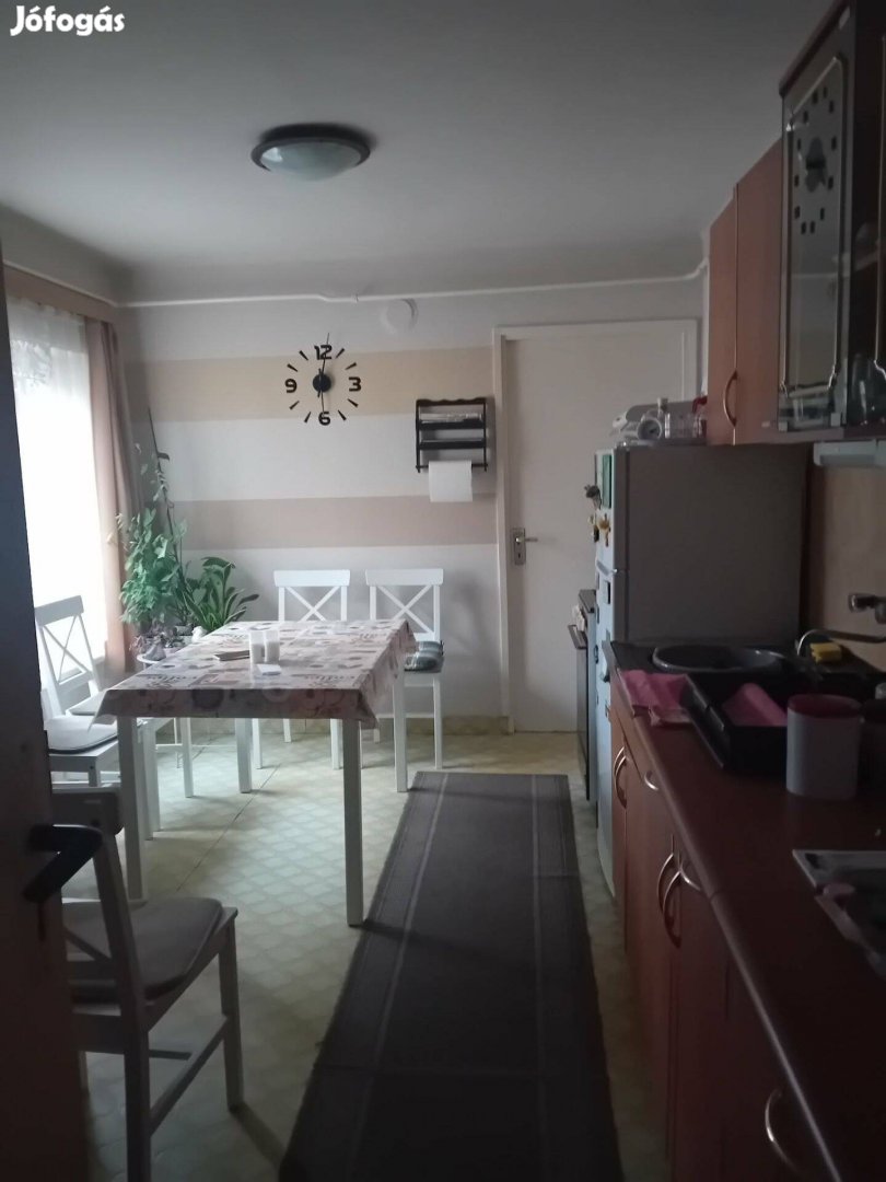 Kétgenerációs házrész eladó Szarvason