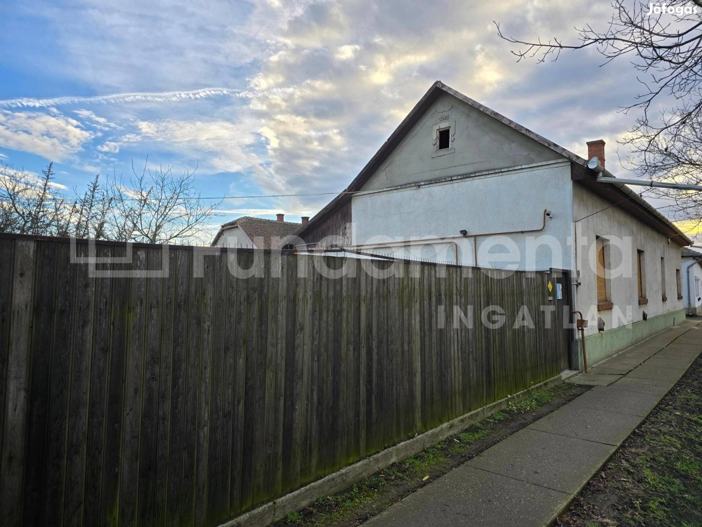 Kétgenerációs polgári ház Mezőtúron, dupla telekkel