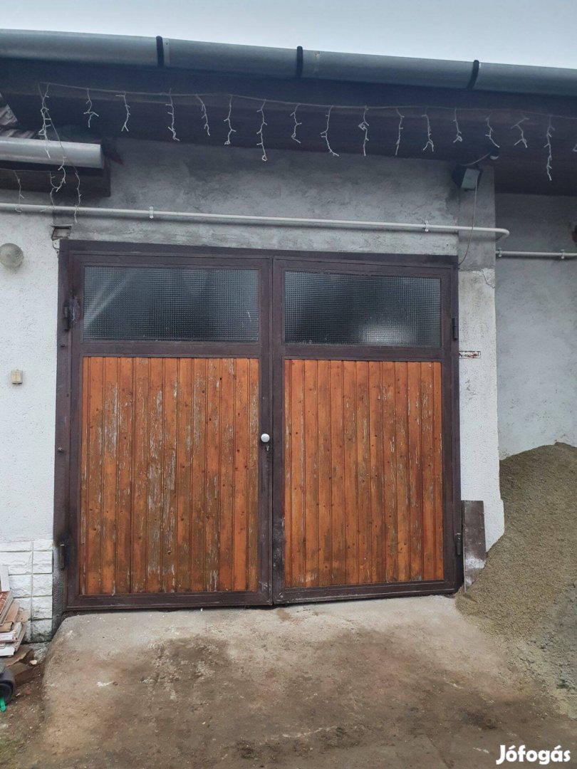Kétszárnyas garázsajtó