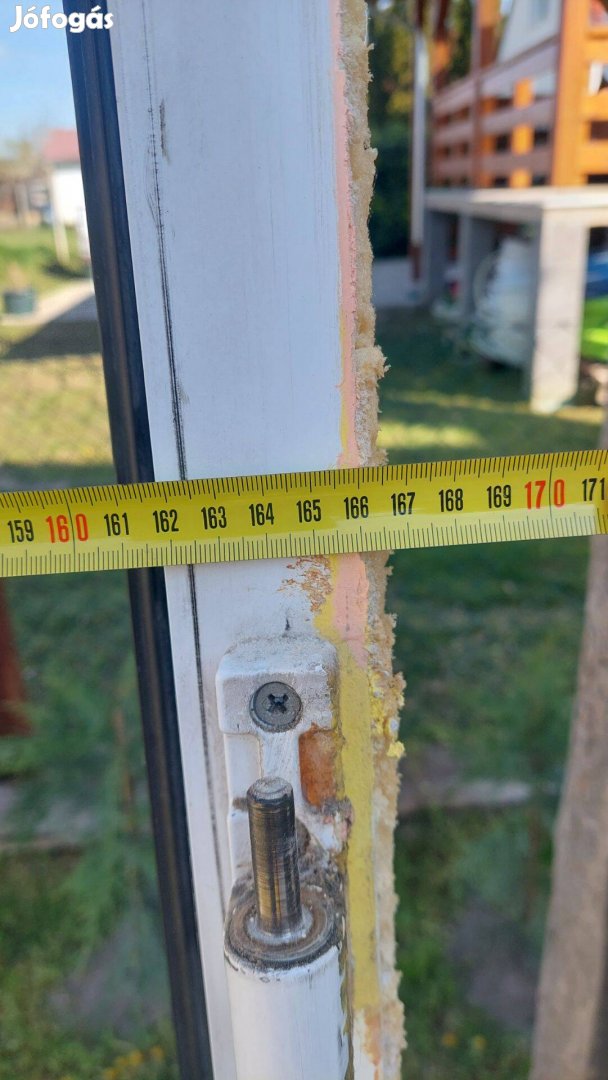 Kétszárnyú bejárati ajtó kerettel