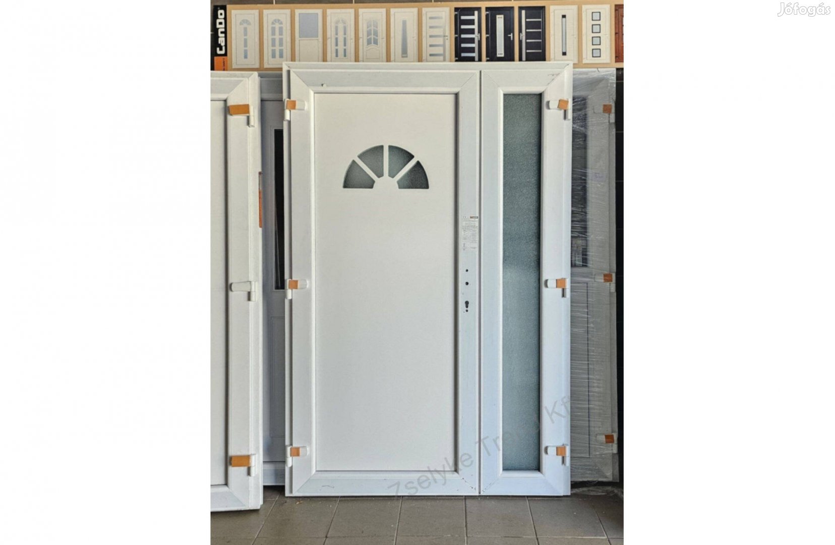 Kétszárnyú kis üveges bejárati ajtó ingyen szállítva