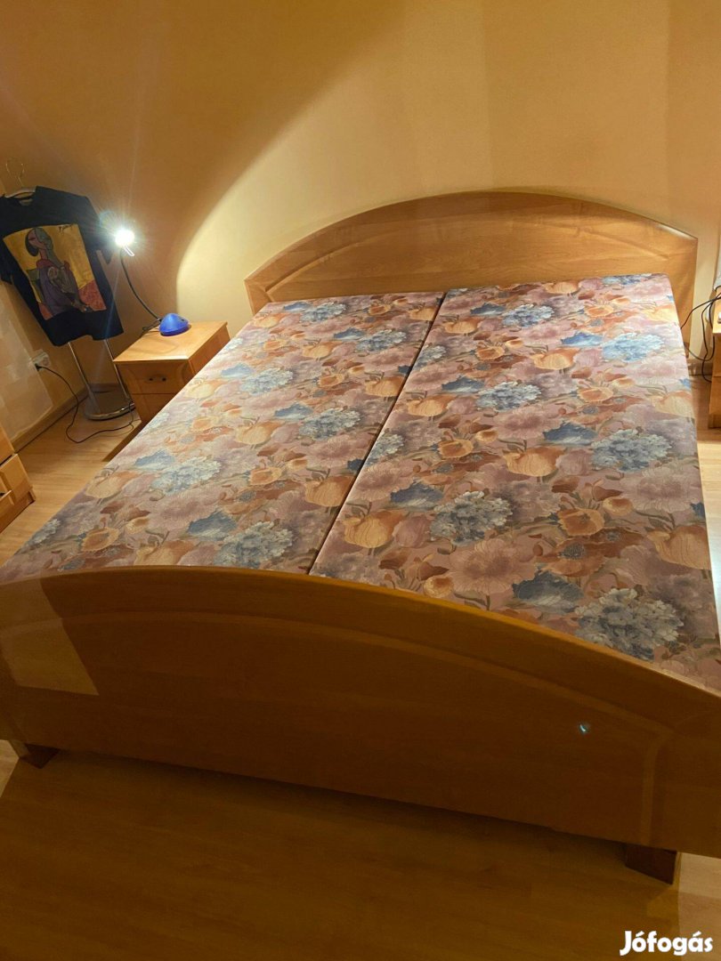 Kétszemélyes ágy ágynemű tartóval