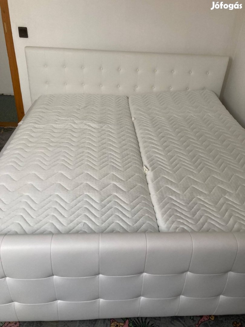 Kétszemélyes fehér ágy, ágyráccsal, matraccal, 2 db éjjeli szekrénnyel