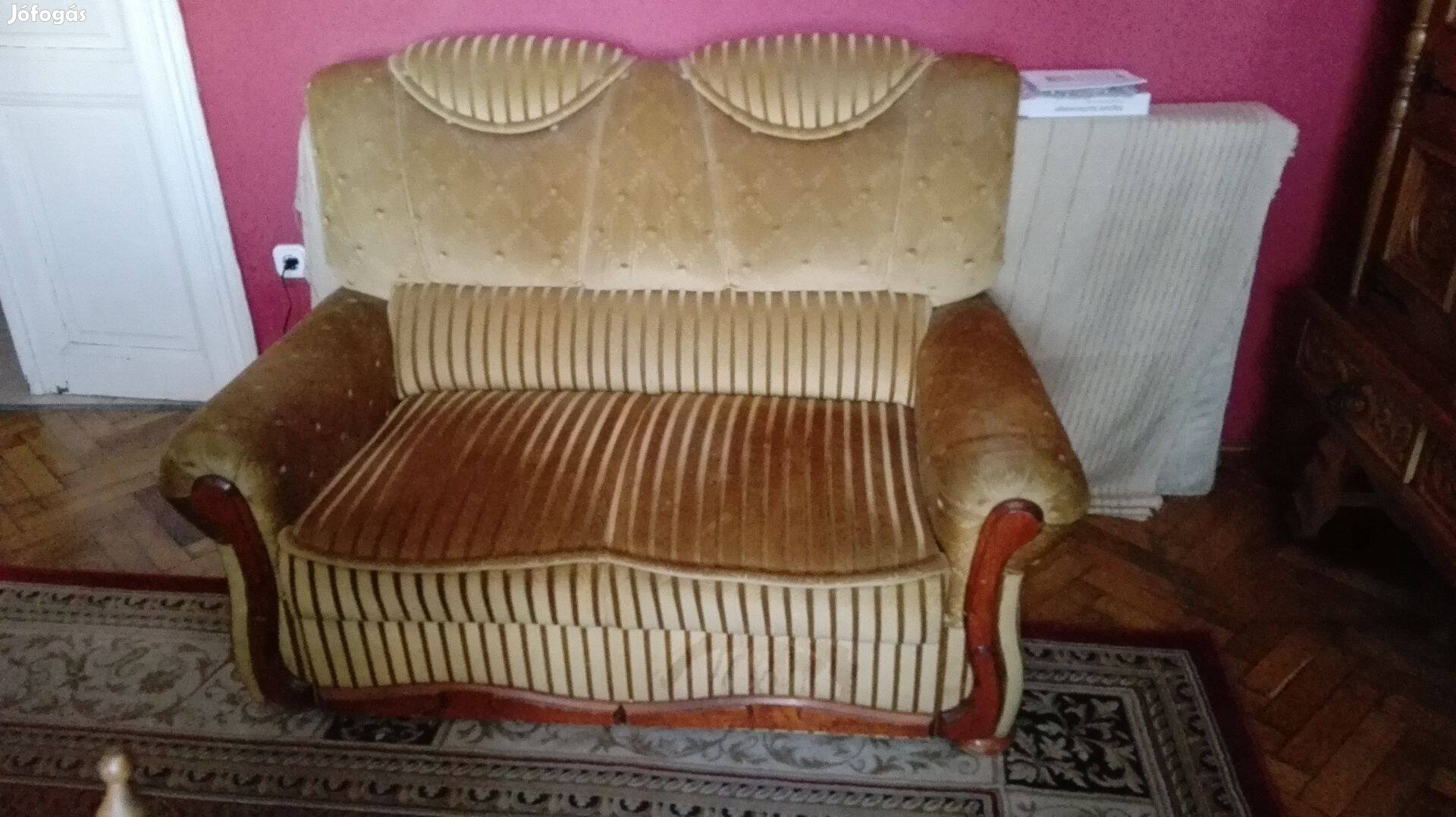 Kétszemélyes kanapé, hagyományos stílusú