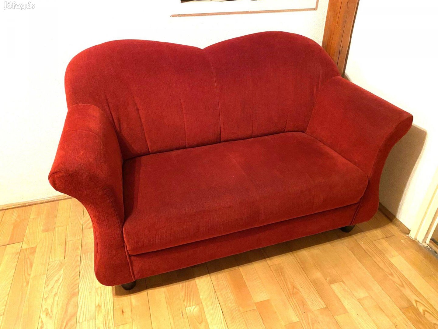 Kétszemélyes piros kanapé tökéletes állapotban