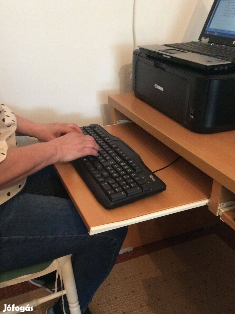Kétszemélyes teljesen új állapotban levő számítógépasztal