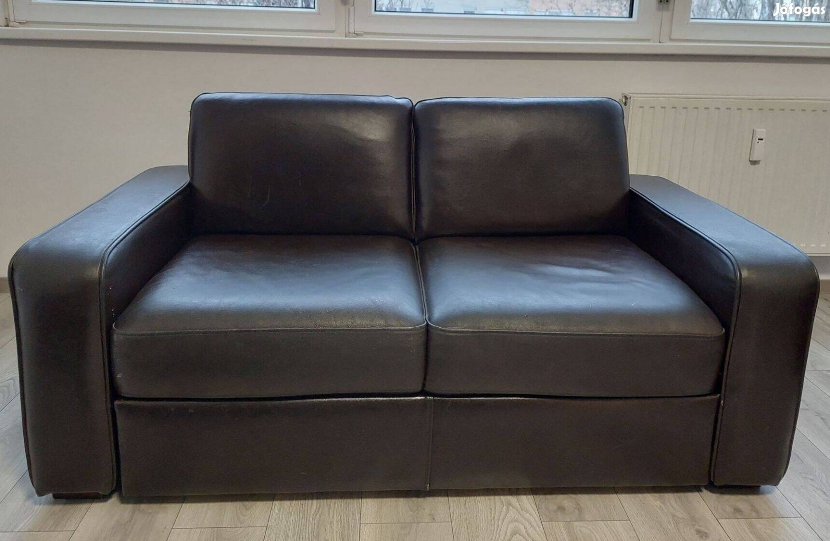 Kétszemélyes valódi bőr kanapé ágyneműtartóval