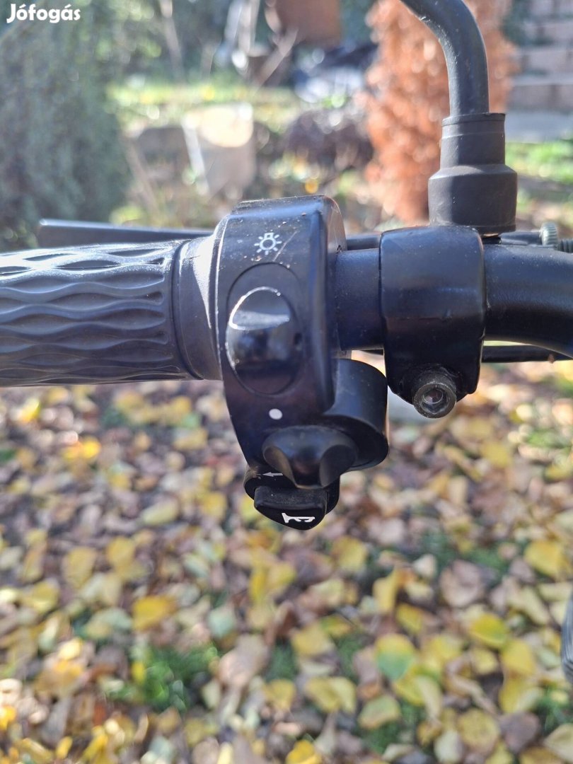 Kétszemélyessé alakítható rokkant kocsi