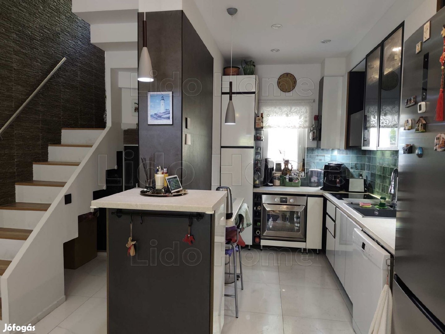 Kétszintes, medencés családi ház Balatonalmádi központjában