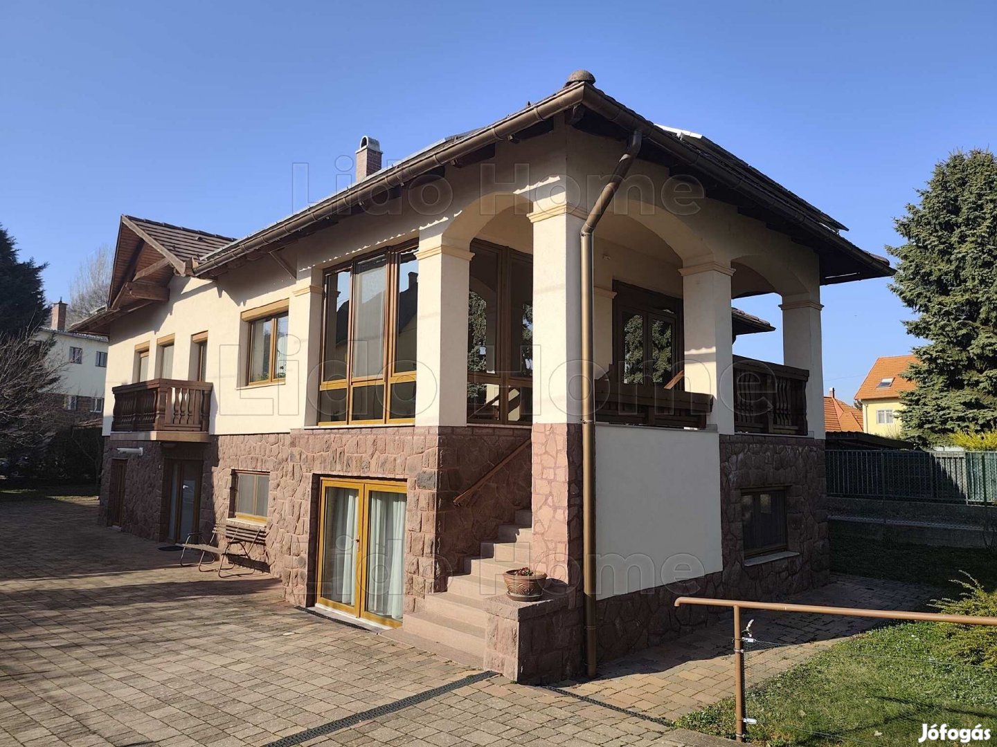 Kétszintes, újszerű, napelemes családi ház Balatonalmádi