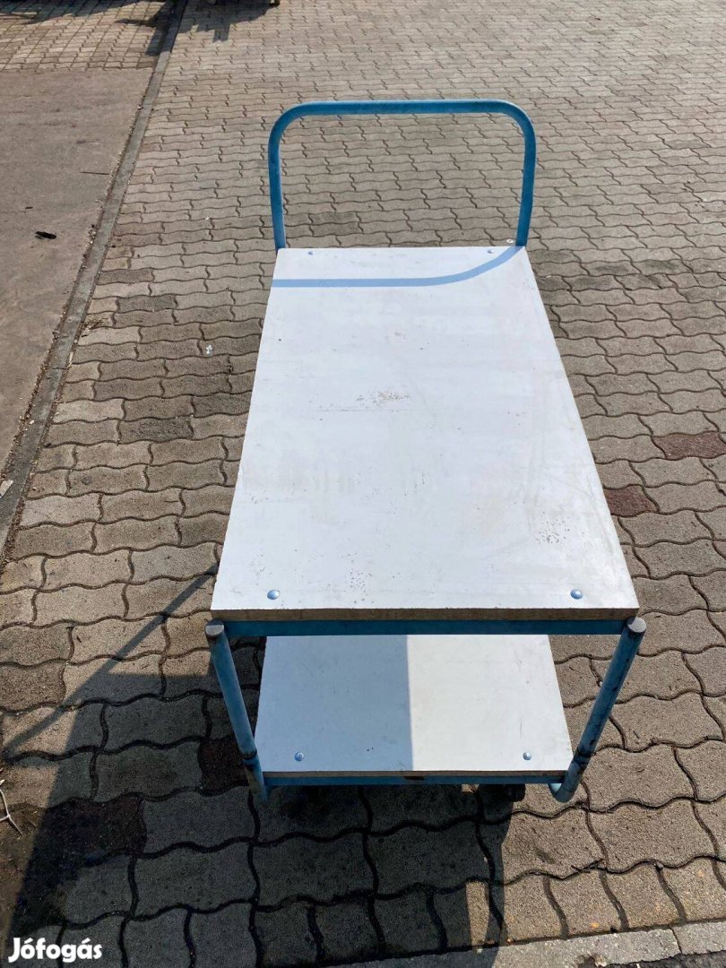 Kétszintes kiskocsi bútorlappal