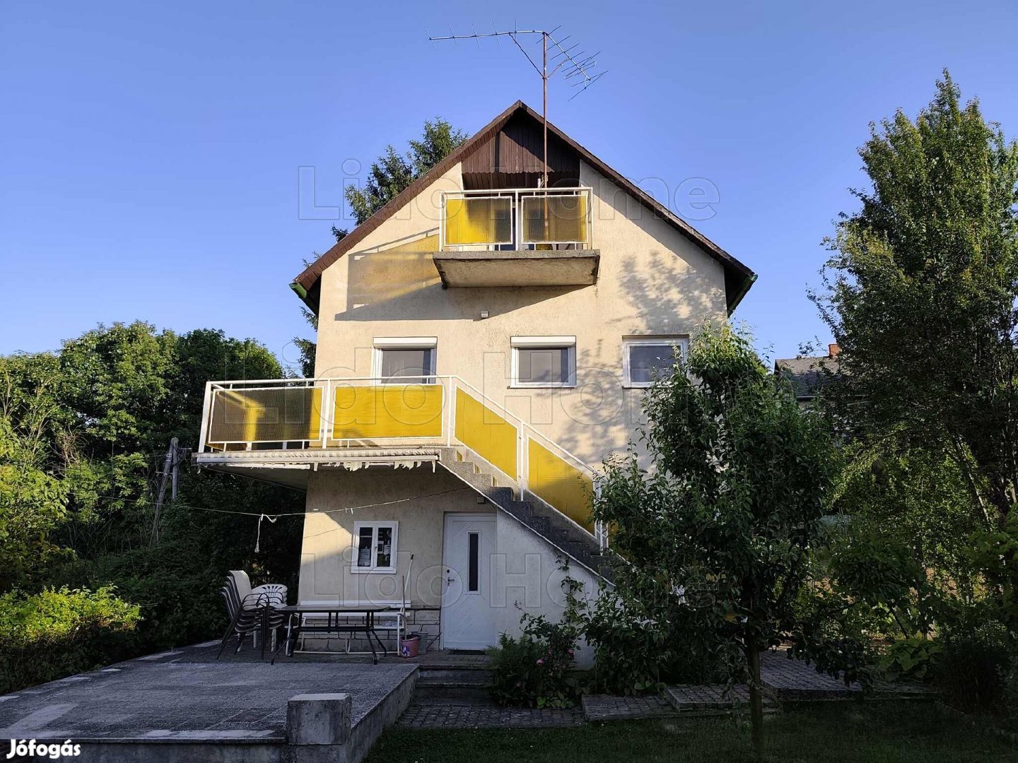 Kétszintes nyaraló Balatonalmádi közkedvelt részén,