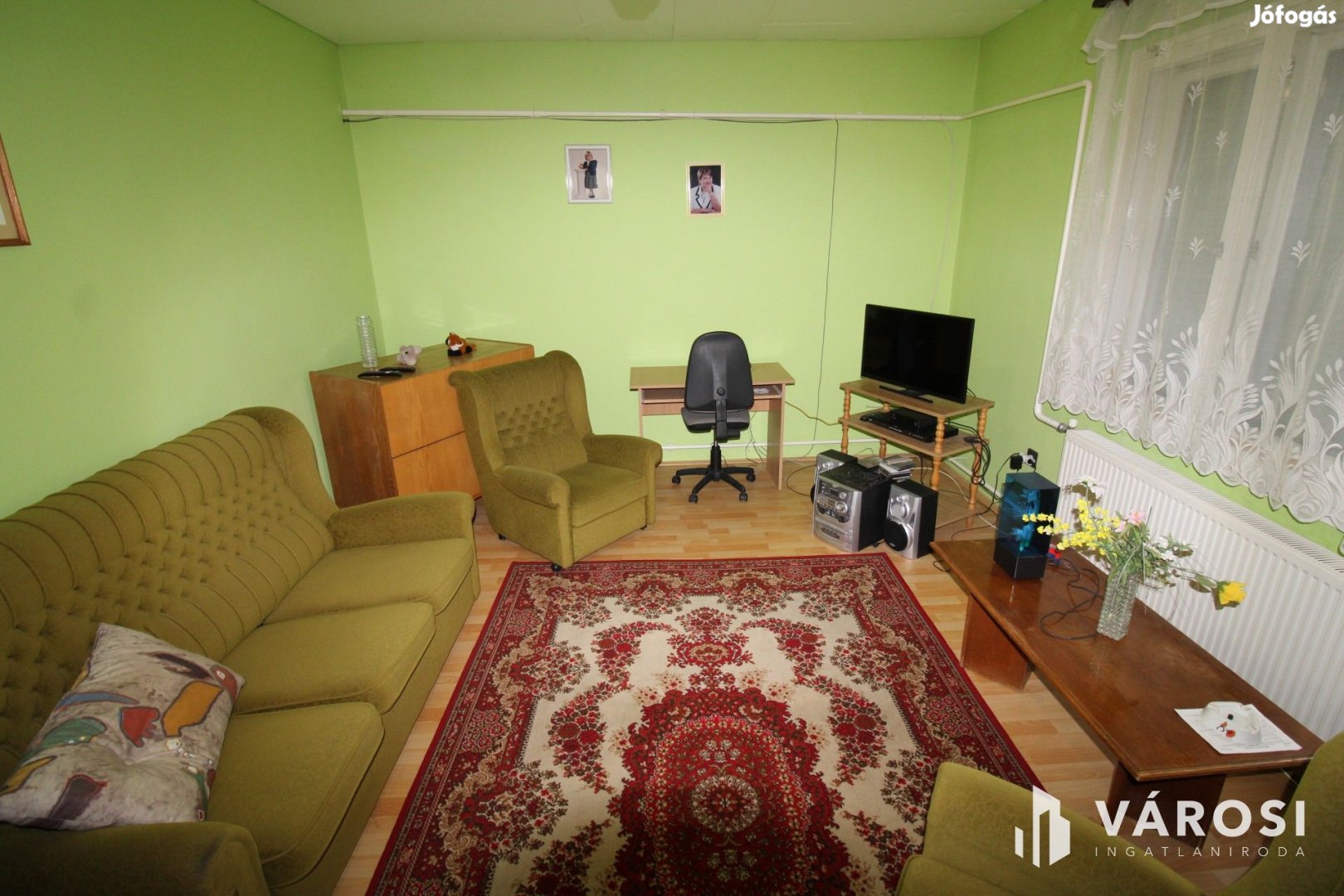 Kétszintes tégla ház, garázzsal.